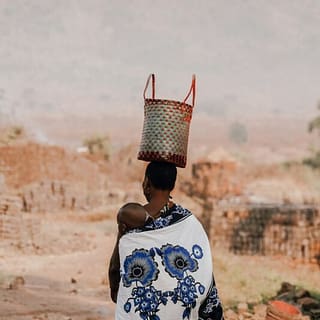 muoversi in Tanzania donna cammina
