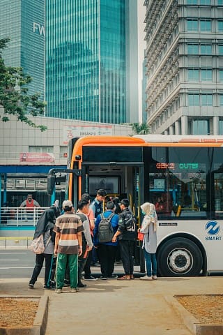 usa i trasporti pubblici per essere  un viaggiatore sostenibile