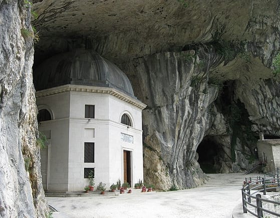 tempio di Valadier grotte di frasassi cosa vedere nella regione marche nelle ferie 2020 italia vacanze vicino a casa coronavirus